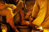 09/04/2020 – El hijo lava los pies sucios del hombre. El Señor acepta y realiza el servicio que se podría decir, de un…