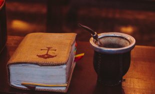 Ante la incredulidad de los saduceos, Jesús revela una verdad fundamental de la fe cristiana: Dios es&hellip;