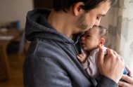 Junto al Licenciado Martín Berasain abordamos la relación entre la paternidad y la ternura; entre la paternidad y los afectos paternos y la…