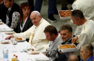 [caption id="attachment_66999" align="aligncenter" width="654"] Imagen de archivo del Papa Francisco durante un almuerzo con pobres en El Vaticano. 17 noviembre 2019. REUTERS/Guglielmo Mangiapane[/caption]…