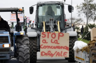 31/01/2024 – Agricultores bloquearon rutas de toda Francia y tiraron cajas de verduras importadas, presionando al gobierno para que los proteja de los…