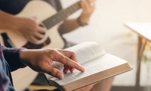 13/06/2026 – El Evangelio de hoy nos presenta palabras muy fuertes de Jesús. Parecen duras: nos habla…