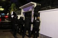 https://www.youtube.com/watch?v=uw4QiaUEuaE 09/04/2024 - Ecuador invadió la embajada de México en Quito para detener al exvicepresidente Jorge Glas, quien había recibido asilo político, y…