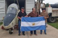 03/02/2025 - Está de vuelta en la Argentina el avión Aermacchi MB-339, con el que el teniente Owen Crippa, de la Armada Argentina,…