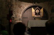 05/05/2025 – Después de la multiplicación de los panes, la multitud sigue buscando a Jesús. Pero Él los invita a mirar más allá…