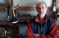 17/06/2025 - Siendo referente para muchos luthiers, Raúl Sors desarrolla su tarea en la pasividad de su taller, ubicado en La Cumbrecita, provincia…