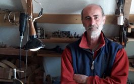 17/06/2025 - Siendo referente para muchos luthiers, Raúl Sors desarrolla su tarea en la pasividad de su…