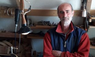 17/06/2025 - Siendo referente para muchos luthiers, Raúl Sors desarrolla su tarea en la pasividad de su…