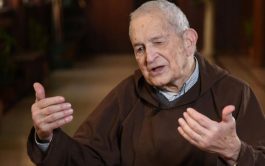 01/07/2025 - El fraile capuchino Luis Pascual Dri OFMCap a los 98 años. Sus restos son velados…