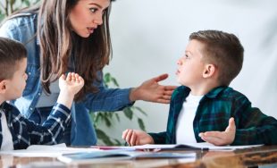 17/11/2025 - La creencia de que la autoridad de los adultos ha desaparecido es, según Viviana Postay,…