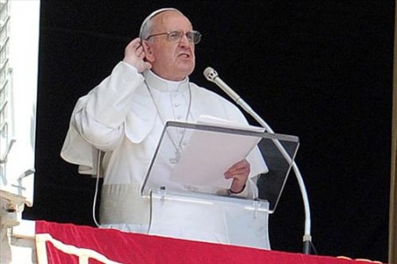 El Papa toma recursos diversos, interrogando a sus interlocutores.