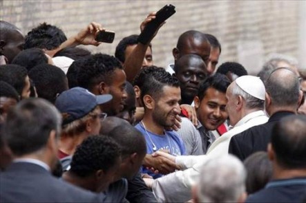 Algunos de los refugiados pudieron saludar al Papa.