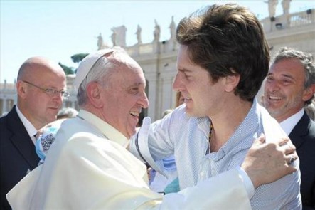 Nicolás y su abrazo con el Papa Francisco en Roma.