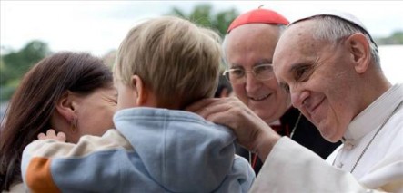 El carisma del Santo Padre se multiplica en gestos de cariño y cercanía.