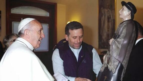 14/09/2013 - Hacia el final de la ceremonia que proclamó beato al Cura Brochero, Monseñor José María Arancedo leyó la…