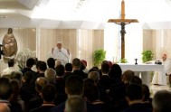 17/09/2013 - La Iglesia tiene el coraje de una mujer que defiende a sus hijos, indicó el Papa en Santa Marta. Francisco tomó…