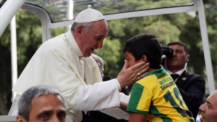 Francisco encarna este modelo eclesial de maternidad-paternidad.