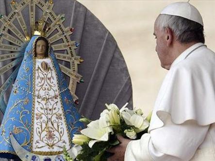 Francisco, entregándole un ramo de flores a la Virgen de Luján en la Santa Sede.