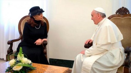 En su encuentro con la Presidenta argentina, Francisco le regaló una rosa blanca.