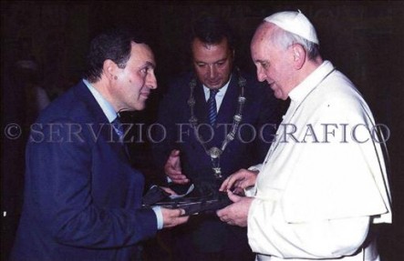 El médico entregó los instrumentos que utilizaba como profesional de abortos, en señal de su conversión.