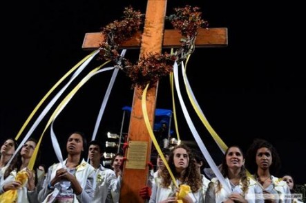Imagen del Via Crucis en Rio de Janeiro: los jóvenes cargando con las diversas cruces que aquejan al mundo moderno.
