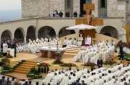 04/10/2013 - En la misa que celebró en la Plaza San Francisco de Asís, el Papa pidió que respetemos todo ser humano. El…