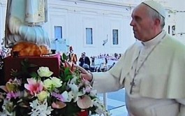 12/10/2013 - Esta mañana, la imagen de la Virgen de Fátima llegó a la plaza de San Pedro, donde fue…
