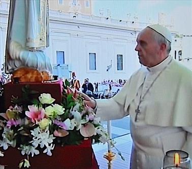 12/10/2013 - Esta mañana, la imagen de la Virgen de Fátima llegó a la plaza de San Pedro, donde fue…