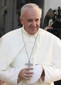 El Papa regaló a Mahmud Abás una pluma estilográfica.