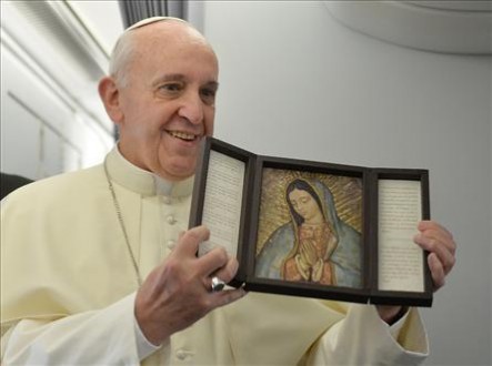 El Papa con una imagen de la Virgen de Guadalupe
