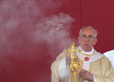 10/11/2013 - Además el Papa, a través del Pontificio Consejo Cor Unum, envió una primera ayuda de 150.000 dólares para&hellip;