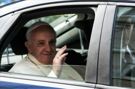 El Papa se trasladó ayer por las calles romanas en un auto sencillo y con pocos guardias.