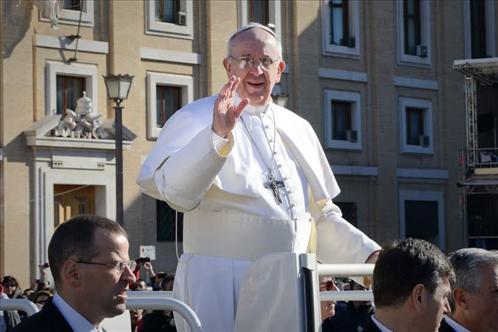 18/11/2013 - Que el Señor nos salve del espíritu mundano que lo negocia todo, no solo los valores, también la&hellip;