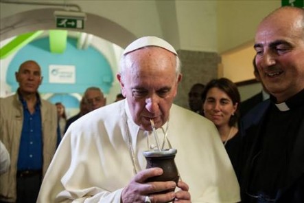 Bergoglio mantiene la costumbre argentina de tomar mate, siempre que puede.