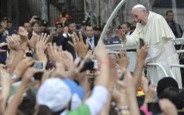 26/11/2013 - En su primera exhortación apostólica, titulada "Evangelli Gaudium", Francisco propone pasar de una visión burocrática de la pastoral…