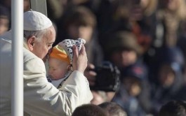 23/12/2013 - En Navidad, como María, hagámosle un lugar a Jesús, que ya viene, exhortó el Papa Francisco en la…