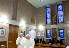 24/12/2013 - El Papa Francisco visitó a su predecesor, Benedicto XVI en la residencia Mater Ecclesiae. Por otra parte, el&hellip;