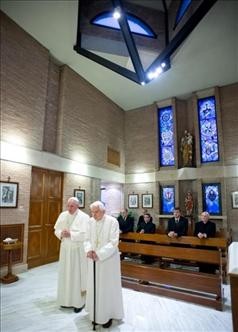 Ambos Papas rezaron juntos en la residencia donde vive Benedicto XVI.