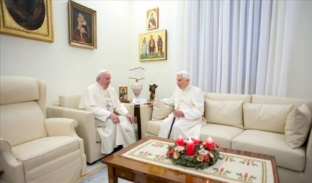 El momento que Benedicto XVI y Francisco pudieron dialogar durante media hora.