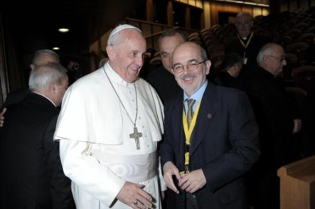 Su Santidad junto a uno de los superiores que asistió al encuentro.