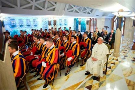 En una de sus habituales salidas de protocolo, el Papa se sienta en una de las sillas de la capilla de Santa Marta.