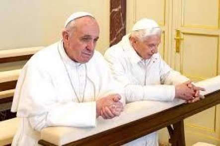 Benedicto XVI y Francisco.