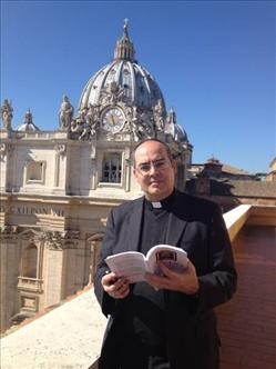El Padre Guillermo Karcher es un sacerdote argentino que trabaja desde hace años en la Santa Sede.
