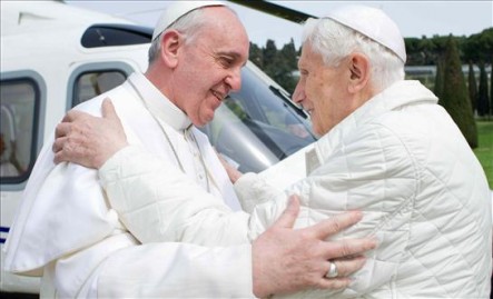 Histórico: dos Papas se abrazan 