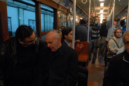 En Buenos Aires, Jorge Bergoglia utilizada habitualmente el transporte público.