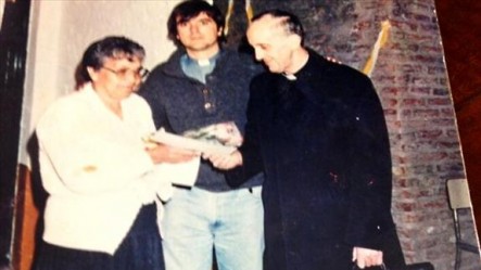 Entre los regalos que llevó Cristina estuvo esta foto de Bergoglio en una villa porteña.