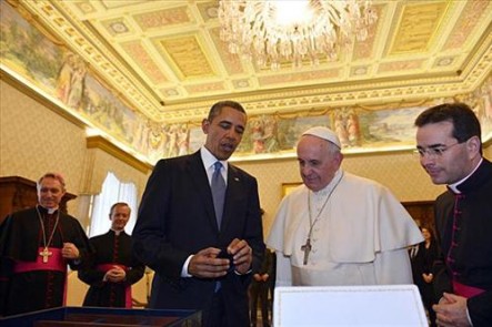 Al final del encuentro, Obama y Francisco intercambiaron presentes.