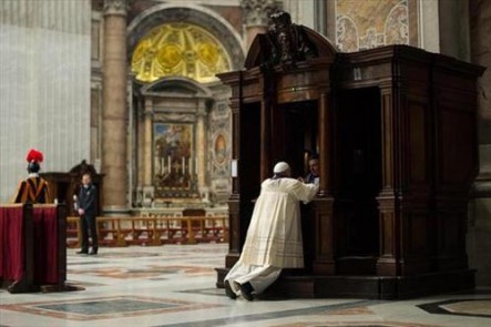 El Papa confesándose, en la último jornada penitencial desarrollado en Roma.