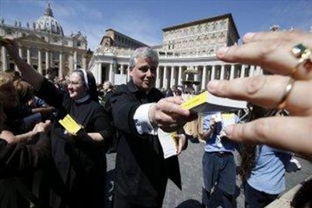 El sacerdote polaco Konrad Krajewski será el encargado de distribuir los evangelios a los internos.