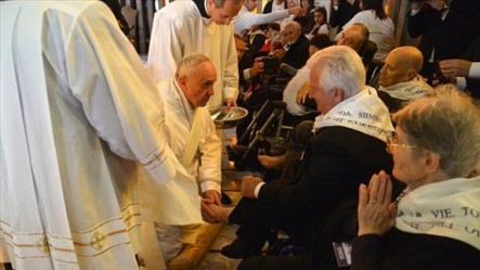 El Santo Padre se dio unos instantes para dialogar con las personas a las que les lavó los pies.